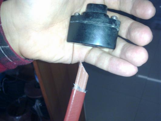 將電伴熱帶的末端剝?nèi)ネ庾o(hù)套及屏蔽層，將伴熱帶線芯剪成斜口